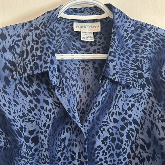 Principles VGUC semi sheer blue animal print button down blouse, size 13. Poly. - Picture 3 of 5
